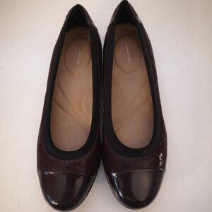 Clarks Artisan Ladies Burgundy Size 5.5 Memory Foam Footbed Flats